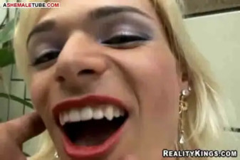 Screw this blonde shemale into  ass hole