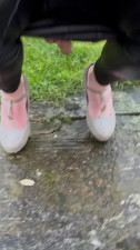 Travesti pisse dehors en plein jour!
