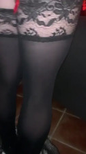 Travesti enlève sa jupe