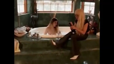 2 girls fucking in a tub