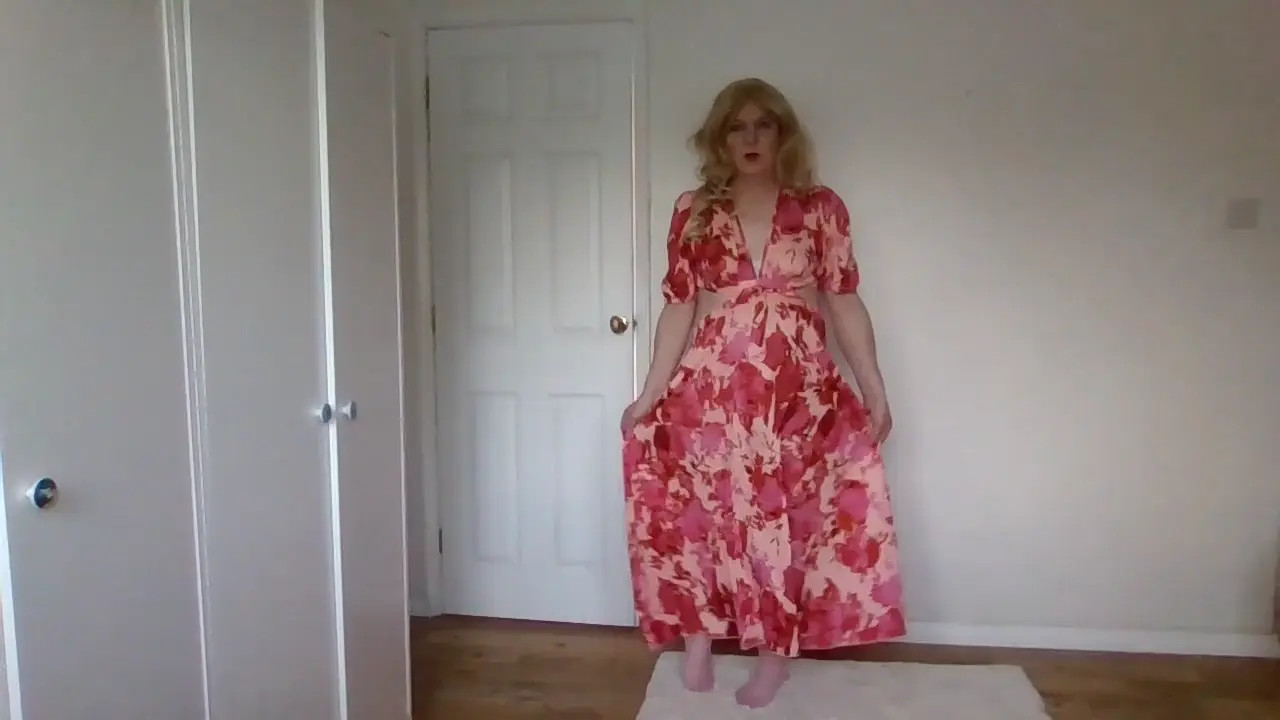 Watch Pink stockings and no panties under my summer dress Shemale Porn Videos | TranSexBig.