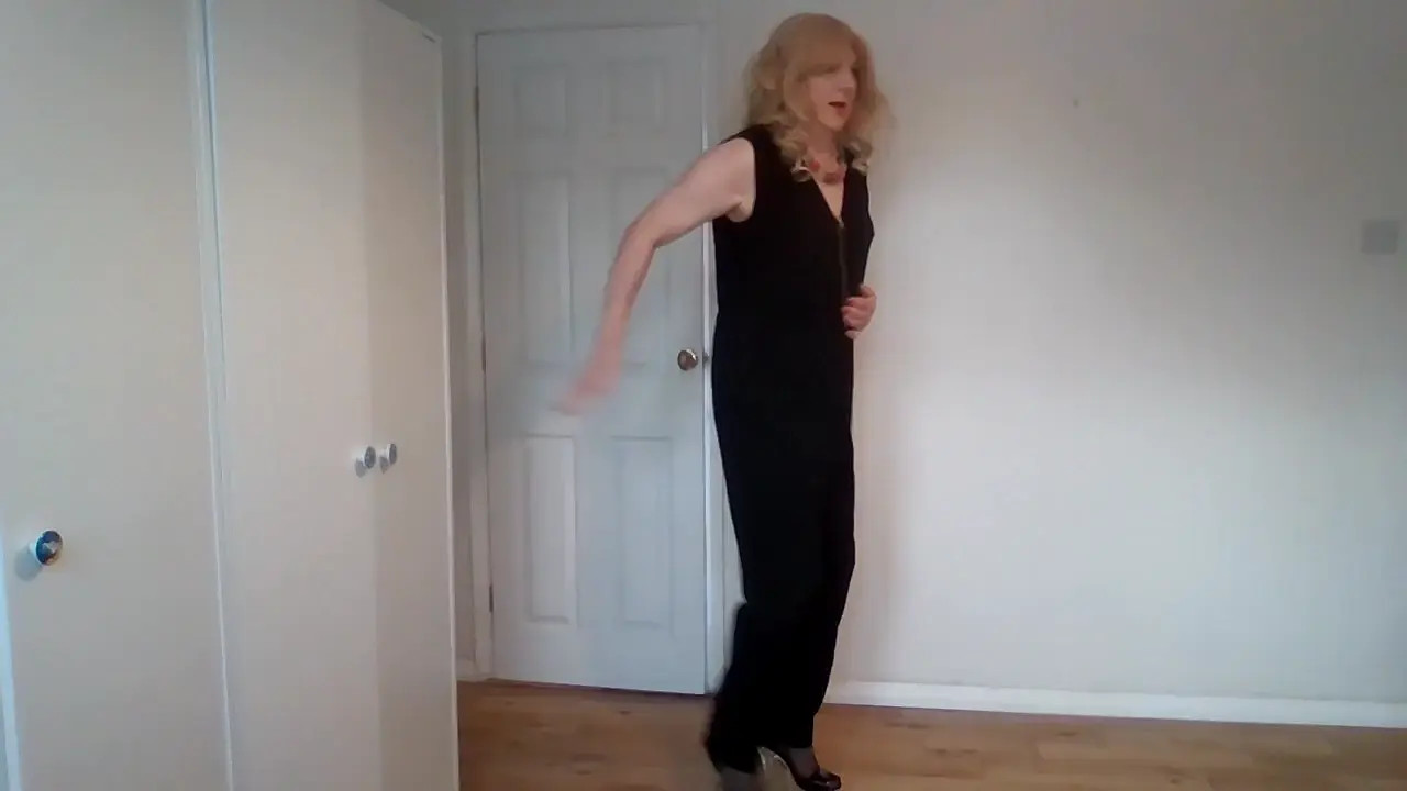 Watch Undressing down to black hold-up stockings Shemale Porn Videos | TranSexBig.