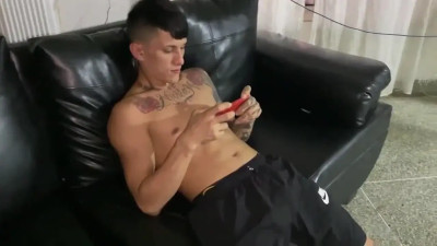 mi tio estan joven y guapo que hace ponerme caliente y me meto su polla en mi boca mientras