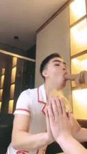 Сисси тренируется сосать член 🥰