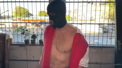 Homem é feito de puta nessa deliciosa orgia com várias trans taradas