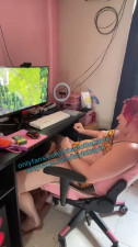 My girlfriend sucked my balls while I was playing