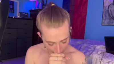 Shemale blondie sucking her dildo