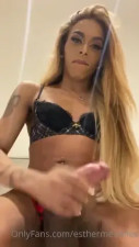 TS Esther Meirelles cums