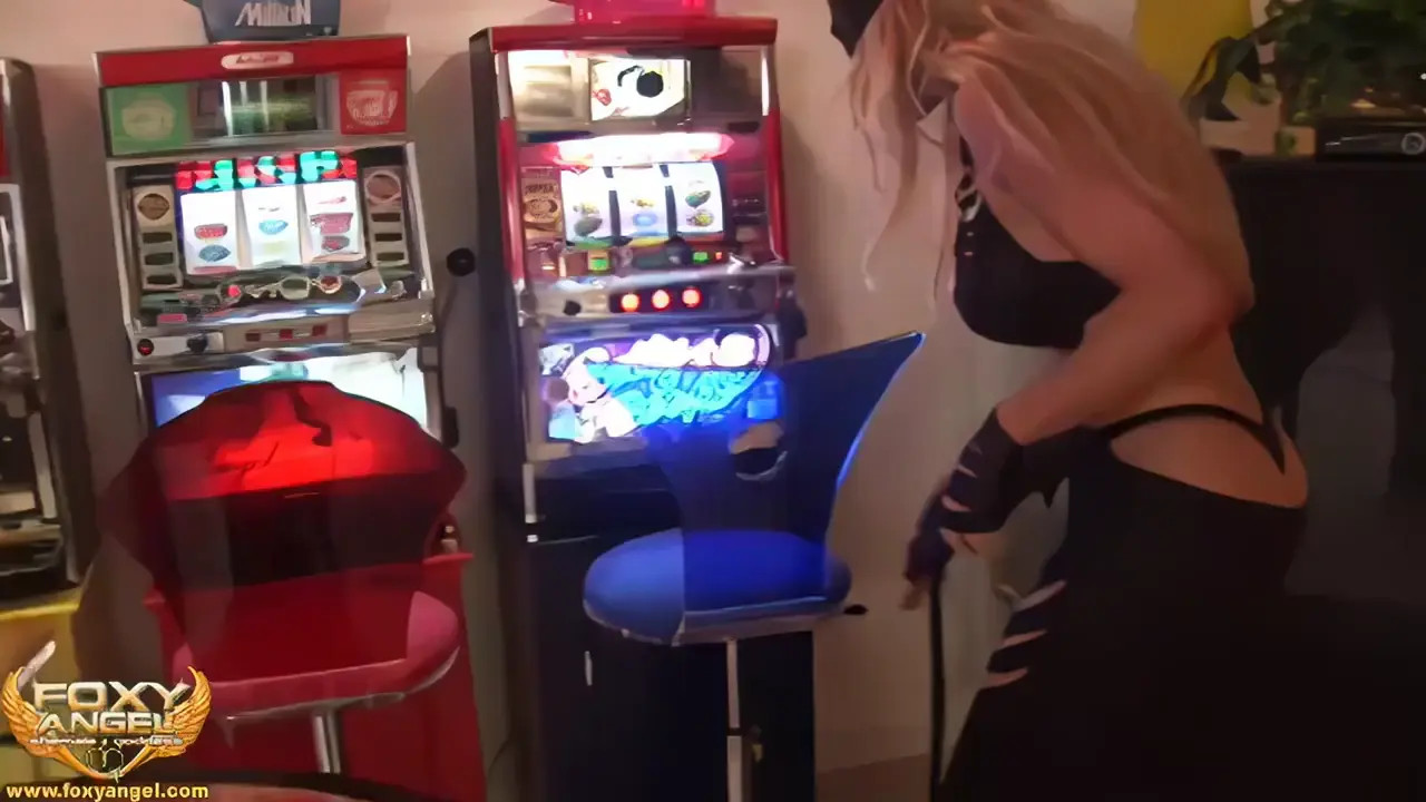 Watch Catwoman kapows Batman right in his Batcave! Shemale Porn Videos | TranSexBig.